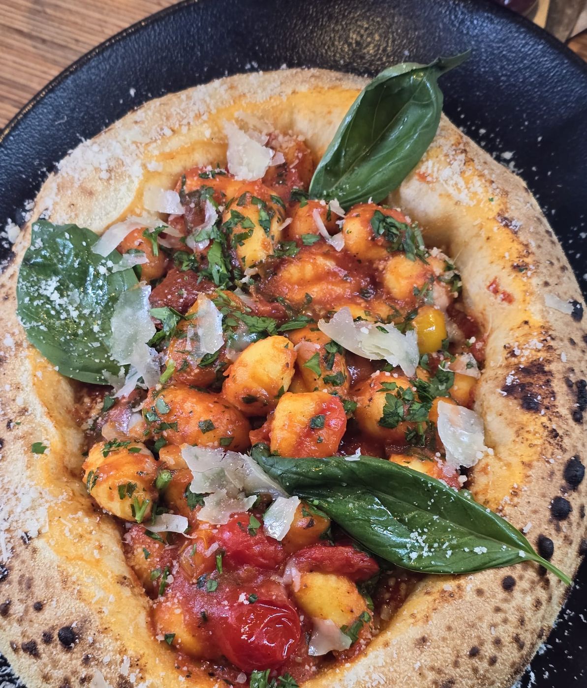 Pizza garnie de gnocchi, tomates et parmesan — La Florentine, Grenoble
