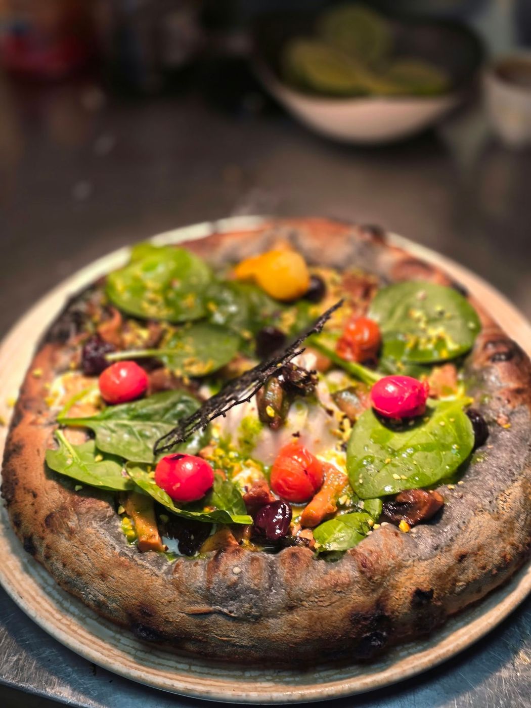 Pizza à la pâte noire, épinards et tomates cerises — La Florentine, Grenoble
